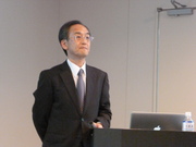 スライドに使われていた，等教室の川真田教授の若かりし頃の写真（でかメガネ）が印象的でした．